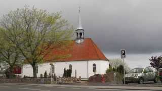 preview picture of video 'Gilleleje Kirke ringer til gudstjeneste'