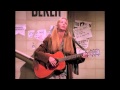 Friends 1x01 Scene 3 Phoebe Singing In The Subway