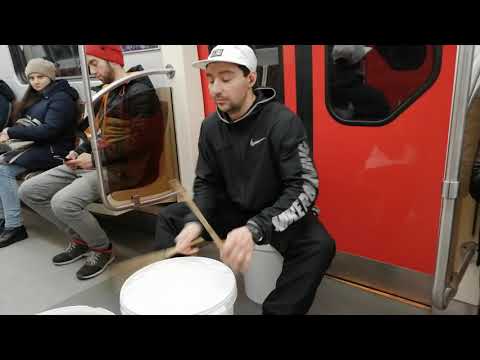 Музыка подземок. Соло на пластиковых ведрах. Эдуард.