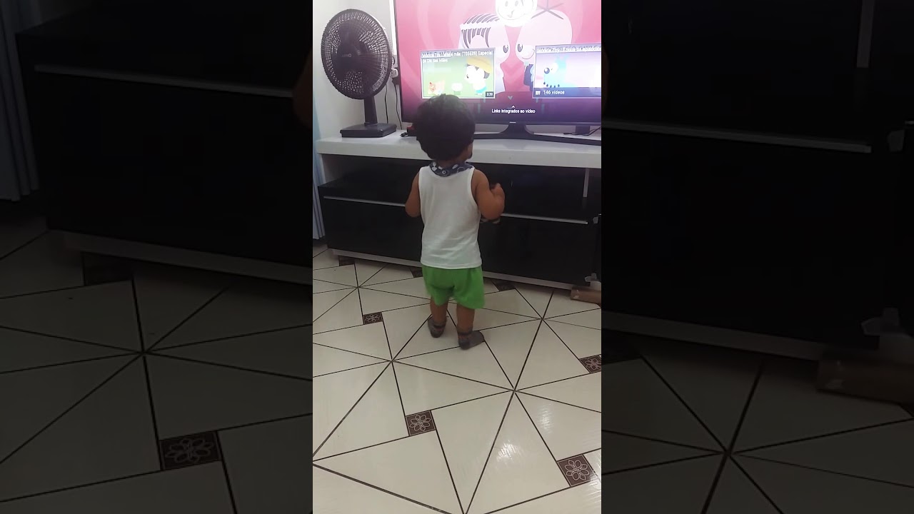 Erick sambando ao som de Mônica Toy!