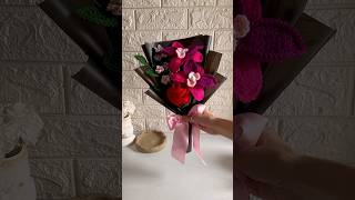 Wrap up my crochet bouquet with me 💗 #wrapping #crochetbouquet #crochet #crocheting #handmade