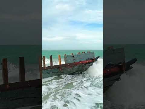 Barco naufragado na praia de Macapá em Luís Correia Piauí 2026