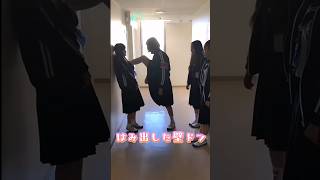 【壁ドンでもはみ出す🤣】 #新しい学校のリーダーズ #atarashiigakko #suzuka #kanon #mizyu #rin