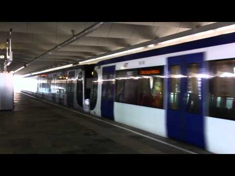 RET Metro Combi Type R vertrekt van Slinge op lijn E richting Den Haag Centraal