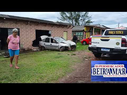 Veículo perde controle e invade academia de boxe no Natal em Balneário Pinhal