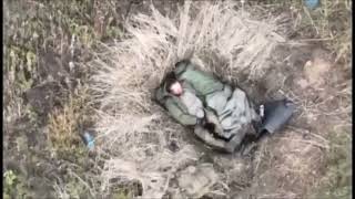 [分享] 烏軍無人機炸醒兩名睡在散兵坑內的俄軍