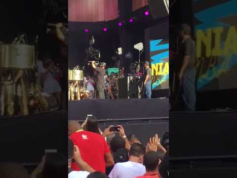 Anitta curte show do Harmonia e quebra tudo escondida do público