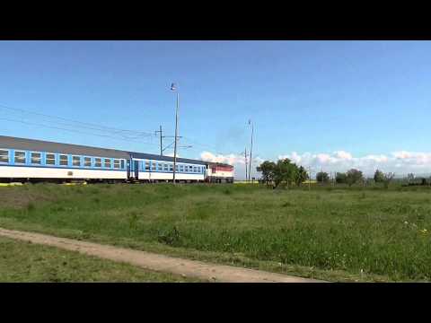 163.071-4 a 749.107-9 na vlaku Os 3717 na zastávce Kraličky