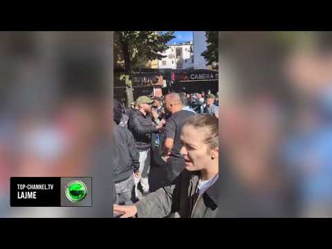 Paloka me ushtarët e tij në grupimin e gabuar! Protestuesit e grupit tjetër e godasin dhe e shyjnë  duke thirrur  Rama në burg, Berisha në burg