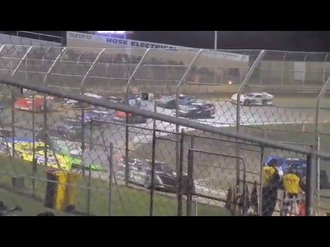Start of the A main for Late Models at Warrnambool until a yellow caution 13.3.2016