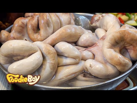 Boiled Pig Uterus with Vegetable / Korean Street Food / Kwangjang Market, Seoul Korea