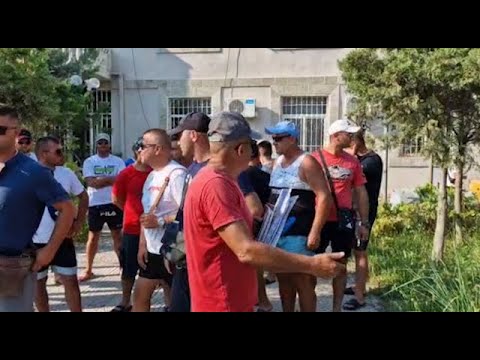 Pronarët e mjeteve lundruese protestojnë në Vlorë: Kemi paguar taksat, të na lirohen skafet