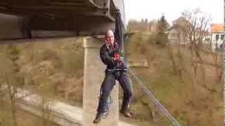 preview picture of video 'Off-limits.cz - 2014-02-22 - Třebíč - Borovinský most - Rope Jumping - Laďova výzva (shyby)'
