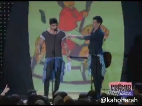 Lucas Silveira e Tavares do Fresno apresentando categoria melhor sertanejo no Prêmio Multishow 2010