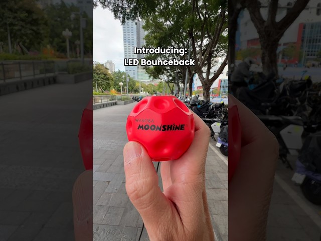 Vídeo relacionado con Waboba Moonshine Ball - Pelota Lunar Luminosa, Rebote Hiper saltarín Que Brilla en la Oscuridad, Bola de Tierra de Rebote Extra - Blanco - 60 x 60 x 60 mm