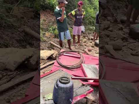 Urgente: Caminhão tomba em rodovia; imagens direto do local na região de Crateús #ceará. #youtube