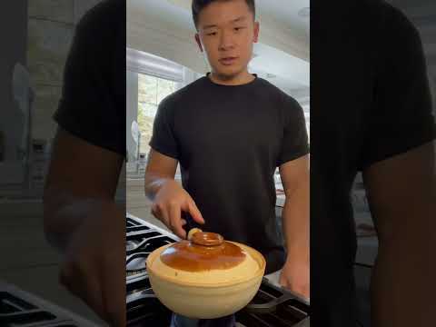 Making rice in a clay pot tastes better