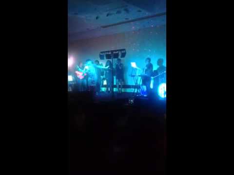 Aseelah singing "Morning" w/ the JvMuzikGroup band