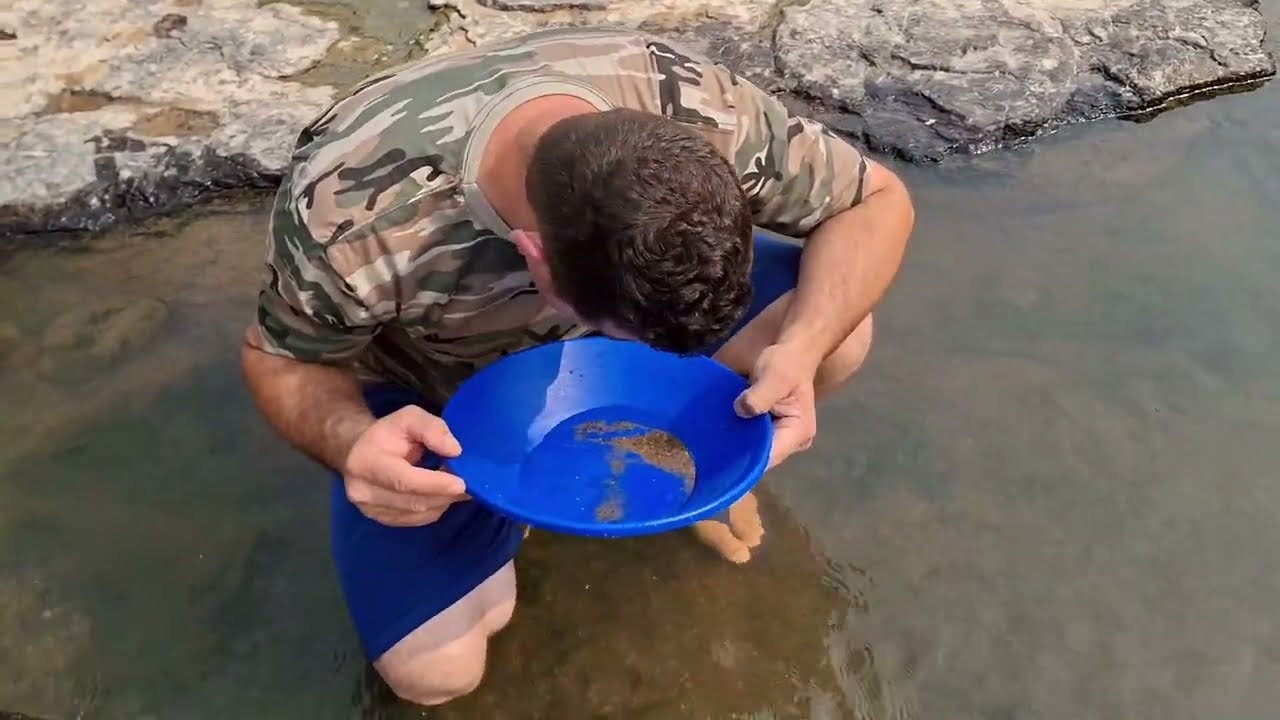 Procurando Ouro e Diamantes em Aluvião usando Peneiras e Bateia