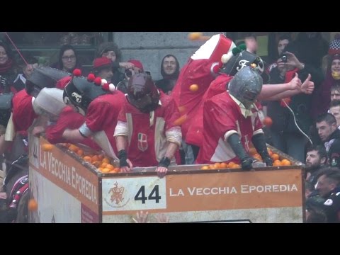 Battaglia arance carro da getto La Vecchia Eporedia - Carnevale Ivrea 2016