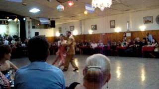 Sol Cerquides y Ariel Manzanares bailan "El Huracan" en vivo con LOS REYES DEL TANGO