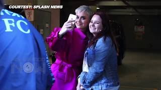 Katy Perry ADORABLE Reaction To Fans In Sydney | Clicks Uncountable Selfies
