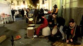 Paternò - Associazione Strata Nova - Suonatori di djembe danzatrice col fuoco (14/12/2011)