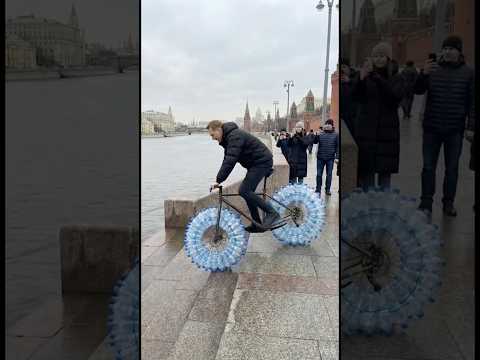 Парень проехал на велосипеде из бутылок по Москве-реке