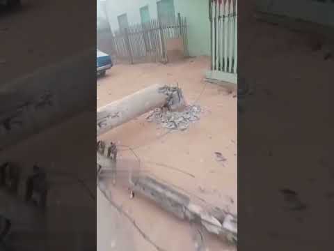 Carro bate e derruba dois postes em São Domingos do Norte