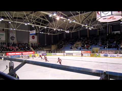 D-team tekee ottelun ensimmäisen maalin