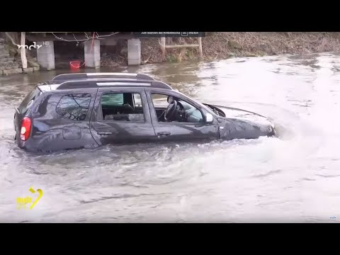 Auto im Fluss: Feuerwehr muss anrücken | MDR um 2 | MDR