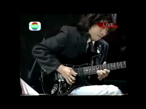 Evolusi - Eet Sjahranie & Dwiki Dharmawan (1998?) | LIVE Indosiar (HD Upscale)