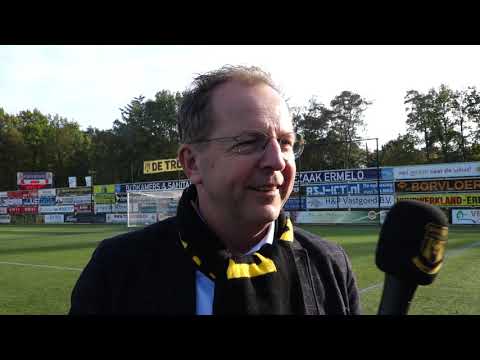 Voorzitter Aart Goossensen feliciteert ODIN'59 met de bekerstunt