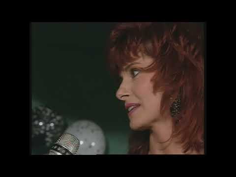 Niamh Kavanagh wins the Eurovision Song Contest for Ireland, 1993