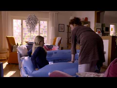 Lisa in het guppiebadje | Dokter Tinus