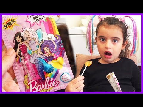 Barbie Patlayan Şekerli Lolipop Paketi Açtık, Tadına Baktık l Eğlenceli Çocuk Videosu