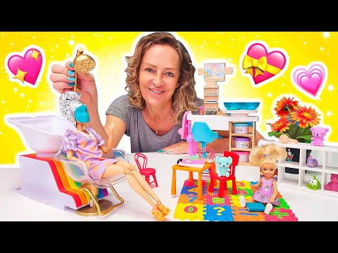 Barbie im Nicoles SPA Salon. Puppen Video mit Barbie - Nicole richtet eine Spielecke ein