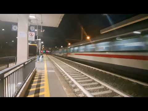 IC 675 Milano Centrale Ventimiglia in transito alla stazione di Varazze