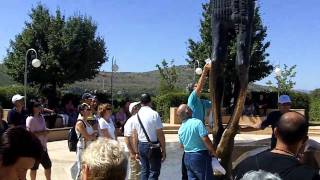 preview picture of video 'Rubbing the Jesus statue at Medjugorje'