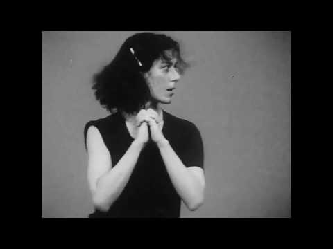 Η [[#Yvonne Rainer ερμηνεύει το Trio A [Τρίο Α] (1966). Είναι μια ακολουθία περίπου πέντε λεπτών με κινήσεις που, εκτός από το βάδισμα, δεν επαναλαμβάνονται ποτέ. Η βουβή ταινία 16 χιλ. γυρίστηκε το 1978 στο στούντιο του Merce Cunningham [Μερς Κάννινγκχαμ] σε παραγωγή της Sally Banes [Σάλλυ Μπέινς]. Η χορεύτρια δεν κοιτάζει ποτέ τον φακό και εκτελεί τις κινήσεις ως εργασίες, και έτσι η επιτελεστικότητα του χορού περνά από την έκφραση στην εκτέλεση.