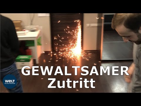 RUSSLAND: Oppositionsführer filmt wie Beamte seine Tür aufsägen