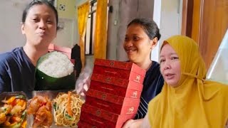 PACKAGING & SHARING BLESSINGS WITH THE NEIGHBORS AROUND @momskyNH01'S HOUSE