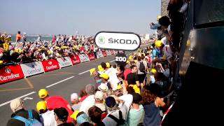 preview picture of video 'Arrivée du Tour de France 2013 à St Malo (avec la chute d'un coureur d'Argos)'