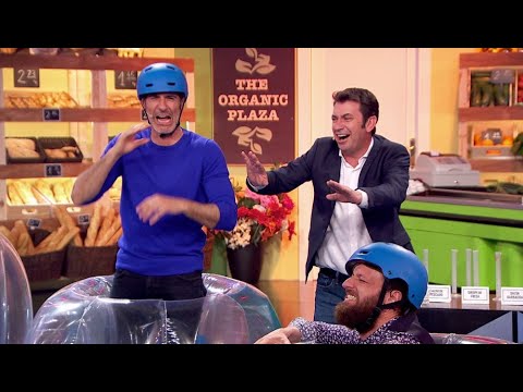 Empiezan jugando en pelotas y acaban con una ronda de chupitos