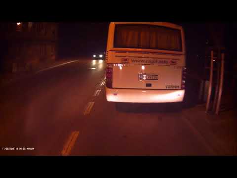 Autobusy blokują przystanki po obu stronach jezdni 18300027