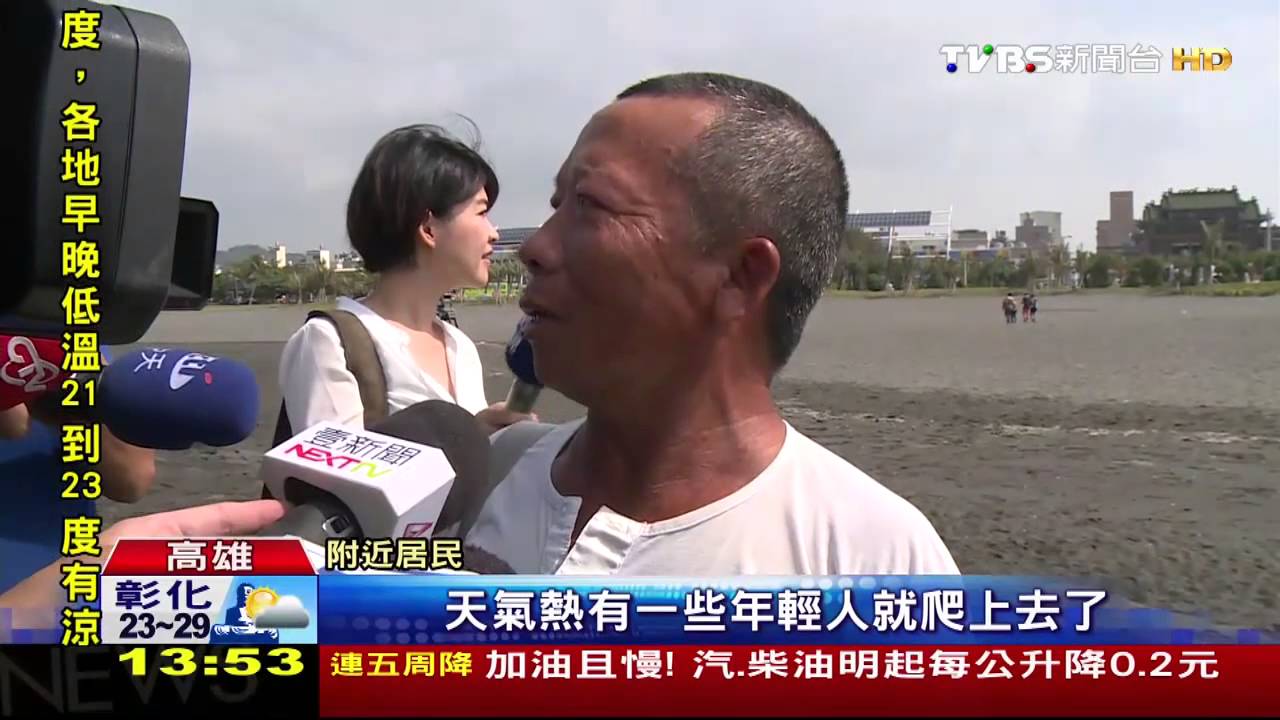 擱淺船成另類景點　比基尼妹冒險登船