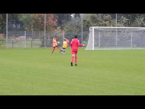 Verdediging Faja Lobi bijna mis.