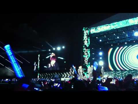 [Fancam] 120609 SMTOWN Taiwan: Superman - Super Junior