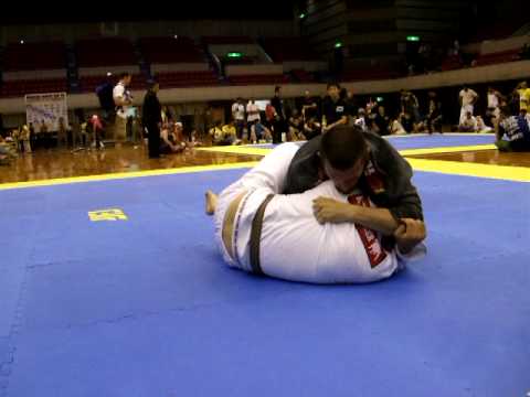 Philip Yeomans in the brown belt final of the Absoulute in the Rickson Gracie cup 2009