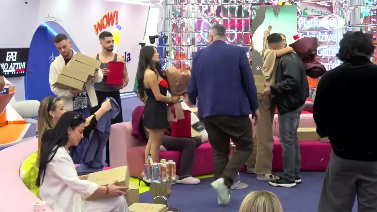 Djemtë u japin dhuratat vajzave për 8 mars